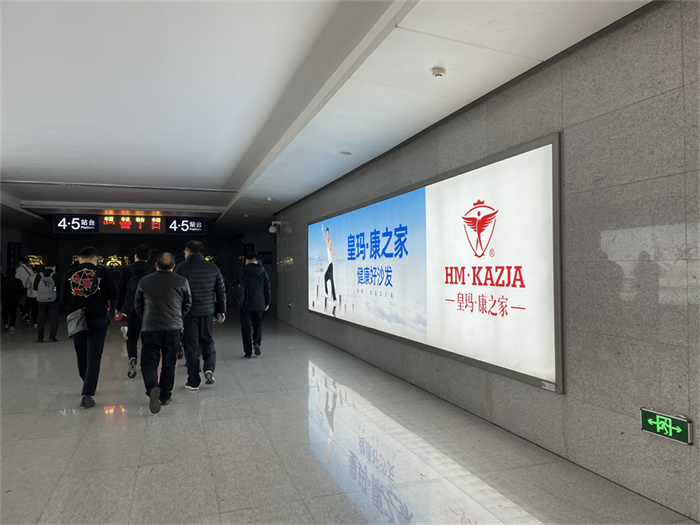 安陽高鐵站廣告:你在消費(fèi)品牌，品牌也在塑造你