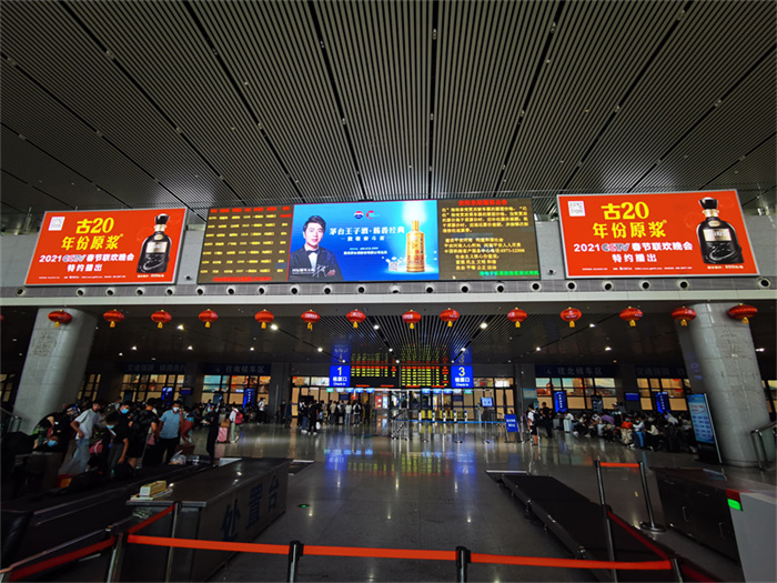 高鐵無疑是乘客聚集投放高鐵廣告牌非常有價(jià)值的地方