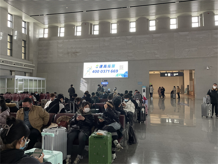 高鐵站廣告因?yàn)閺V告媒體位置的不同，分為不同區(qū)域媒體廣告